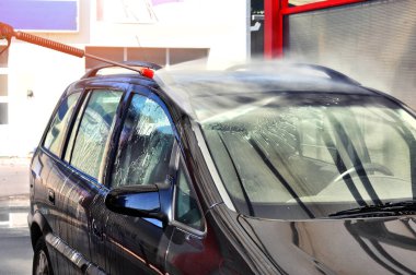 Yüksek basınçlı su kullanarak araba temizlik. Adam arabasını yüksek basınç su altında hizmetinde yıkama