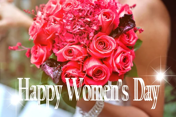 年轻美丽的女子捧着花束玫瑰3月8日国际妇女节 妇女节短信与模糊背景 — 图库照片