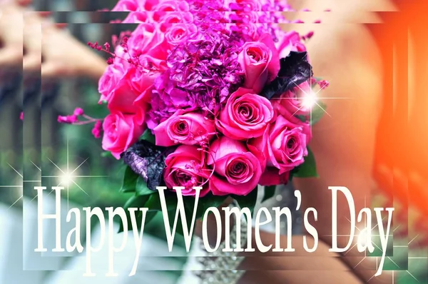 若い美しい女性のバラ 月の国際女性の日の花束を保持しています 女性の日メッセージ本文と背景をぼかした写真 — ストック写真