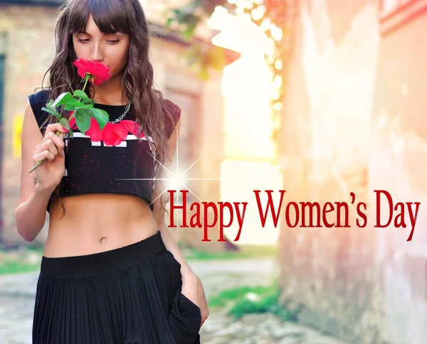 美丽的黑发女人与花 嗅到的玫瑰 背景模糊的快乐国际妇女节文本 — 图库照片