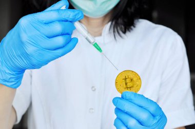 Finansal kriz ve ekonomik durgunluğa karşı koruma kavramı. Cerrahi maske ve eldiven takan kadın bitcoin aşısı, yenilikçi bir ödeme ağı ve yeni bir tür para veriyor.