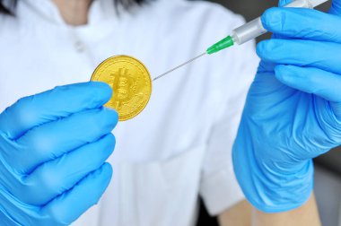 Finansal kriz ve ekonomik durgunluğa karşı koruma kavramı. Cerrahi maske ve eldiven takan kadın bitcoin aşısı, yenilikçi bir ödeme ağı ve yeni bir tür para veriyor.