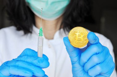 Finansal kriz ve ekonomik durgunluğa karşı koruma kavramı. Cerrahi maske ve eldiven takan kadın bitcoin aşısı, yenilikçi bir ödeme ağı ve yeni bir tür para veriyor.