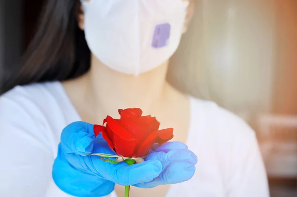 Jonge Vrouw Met Een Beschermend Masker Gezicht Medische Handschoenen Met — Stockfoto