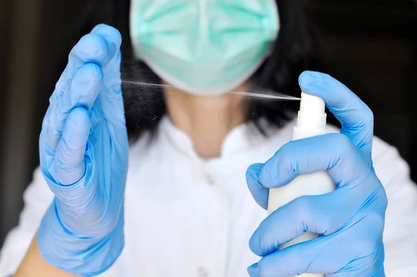 Concepto Protección Contra Bacterias Virus Mujer Con Mascarilla Quirúrgica Guantes — Foto de Stock
