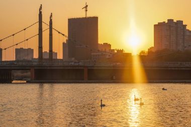 Güzel kaz gölü etrafında bizimkiler yaşar akşamları eve dönen