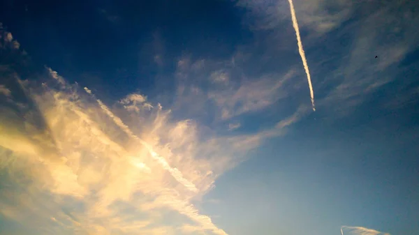 Голубое небо с небольшими облаками светлого цвета — стоковое фото