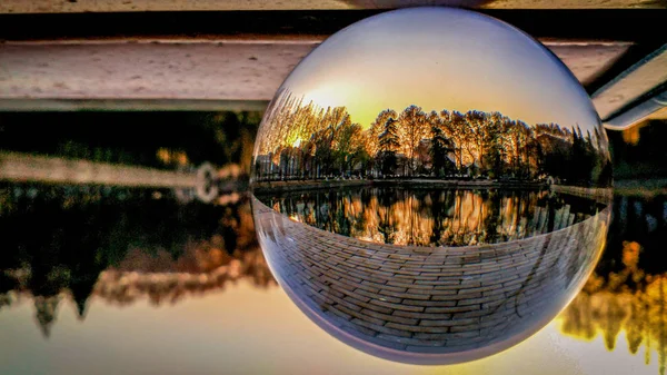 Um belo pôr do sol de um lago de um globo — Fotografia de Stock