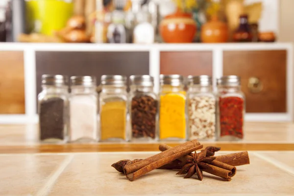 Kruidenpotten Tafel Keuken Stockafbeelding