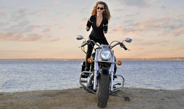 Photo stylisée de jeune belle femme et vélo au coucher du soleil — Photo