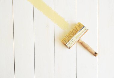 bir ahşap zemin üzerinde fırça