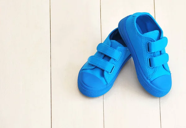 Zapatos de bebé sobre fondo blanco — Foto de Stock
