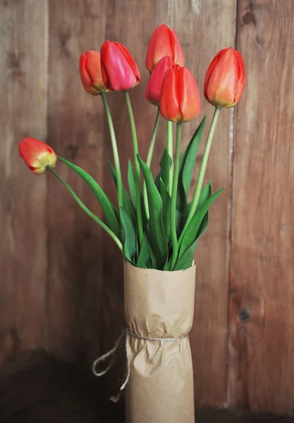 Czerwone tulipany na tle — Zdjęcie stockowe