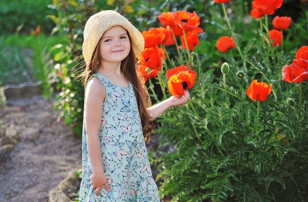 Menina sorridente bonito ao ar livre — Fotografia de Stock