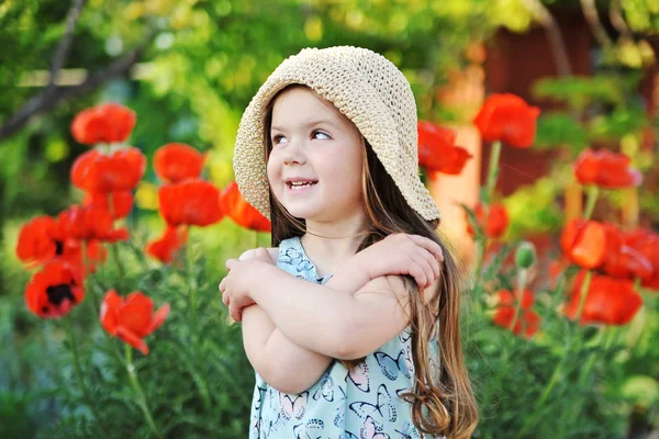 Aranyos mosolygós lány szabadtéri — Stock Fotó