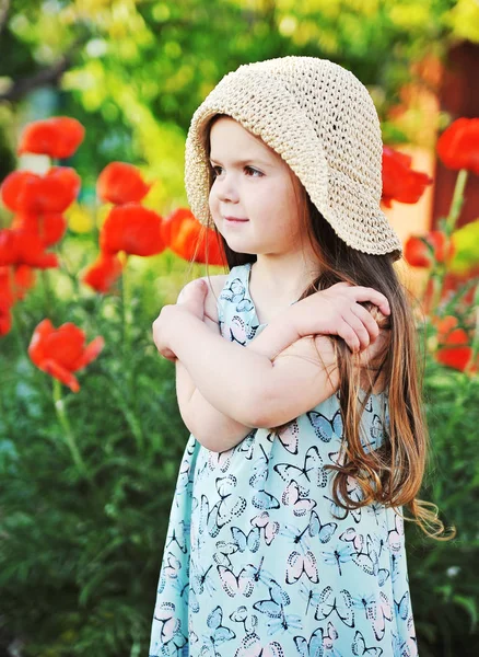 Menina sorridente bonito ao ar livre — Fotografia de Stock