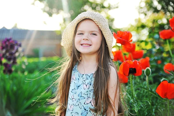 Aranyos mosolygós lány szabadtéri — Stock Fotó
