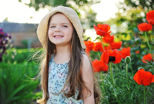 Menina sorridente bonito ao ar livre — Fotografia de Stock