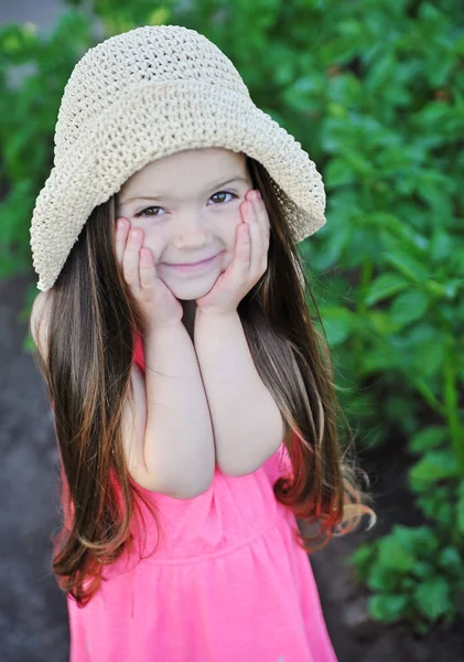 可爱小女孩微笑着户外 — 图库照片