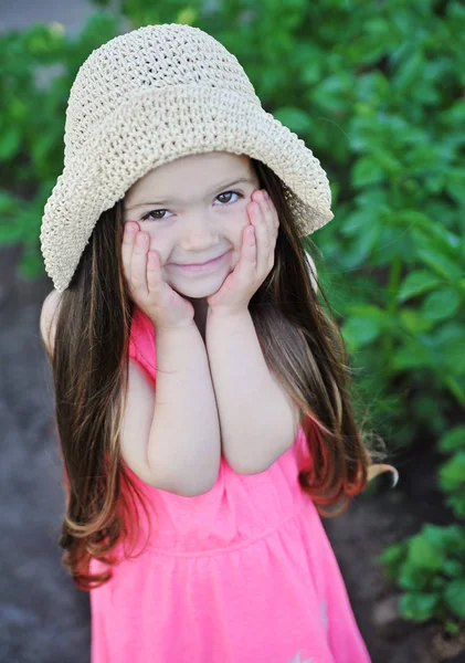 Menina sorridente bonito ao ar livre — Fotografia de Stock