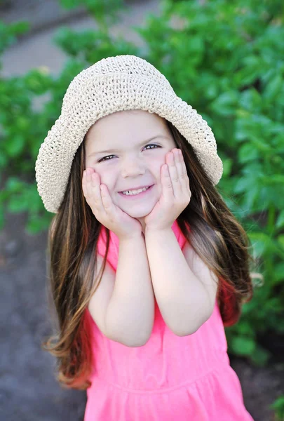 Menina sorridente bonito ao ar livre — Fotografia de Stock