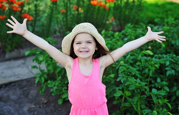 Cute smiling girl outdoor — Stock Photo, Image