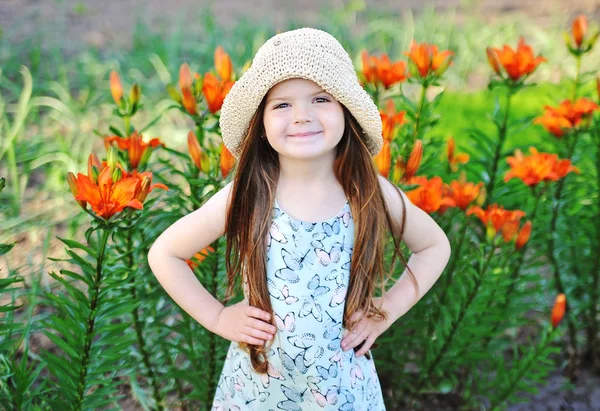 Menina bonito ao ar livre — Fotografia de Stock