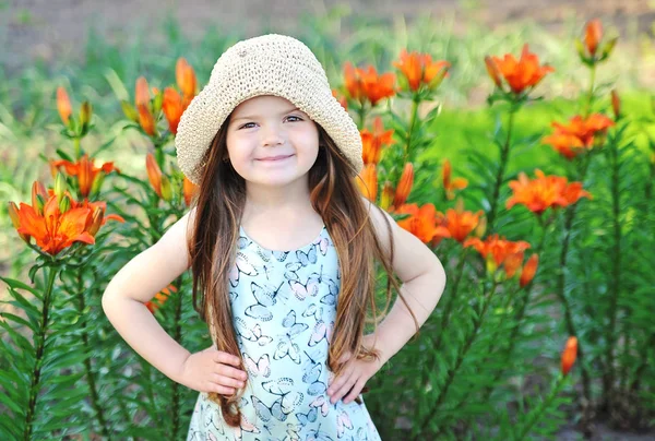 Cute girl outdoor — Stock Photo, Image