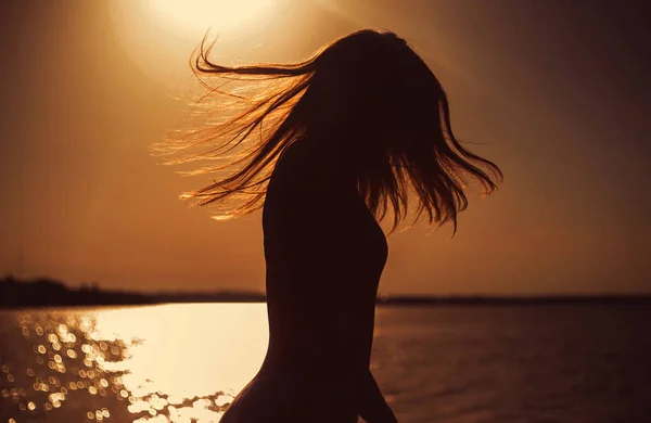 Hermosa mujer joven ta puesta de sol —  Fotos de Stock