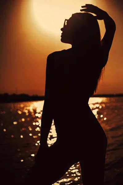 Schöne junge Frau ta Sonnenuntergang — Stockfoto