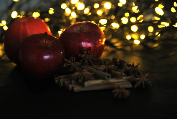 Weihnachtsfrüchte vor leuchtendem Hintergrund — Stockfoto