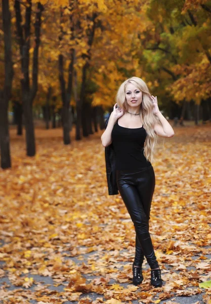 Mujer motorista al aire libre — Foto de Stock