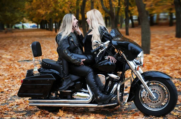 Pareja en bicicleta —  Fotos de Stock