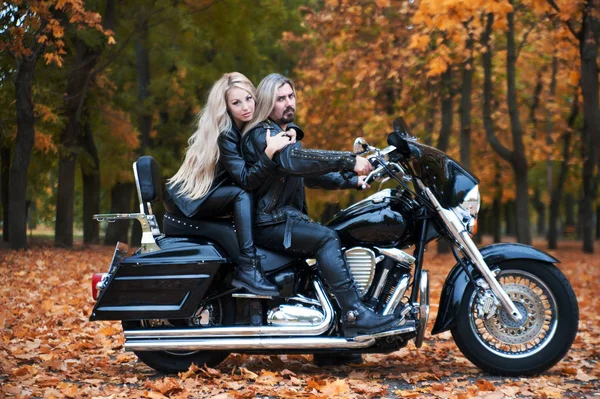 Casal em uma bicicleta — Fotografia de Stock