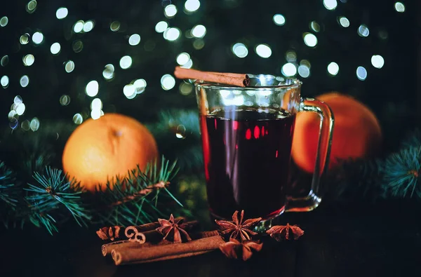 クリスマスの背景のグリュー ワインの定型化された写真 — ストック写真