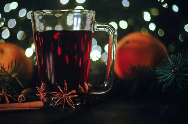 Stilisiertes Foto eines Glühweins auf weihnachtlichem Hintergrund — Stockfoto