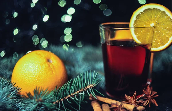 Foto estilizada de un vino caliente con especias sobre fondo navideño —  Fotos de Stock