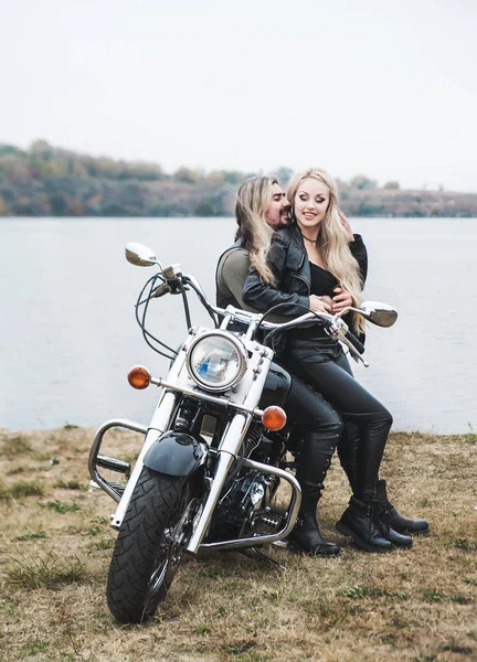 Пара на мотоциклі в шкіряних куртках — стокове фото