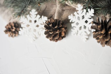 Hafif bir arka plan üzerinde Noel süsleri 