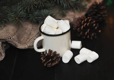 Ahşap arka plan üzerinde bir şekerleme ile kakao fincan