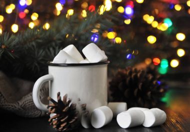 Ahşap arka plan üzerinde bir şekerleme ile kakao fincan 