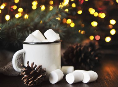 Ahşap arka plan üzerinde bir şekerleme ile kakao fincan