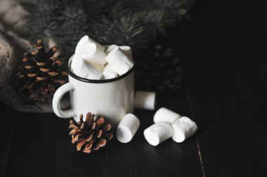 Ahşap arka plan üzerinde bir şekerleme ile kakao fincan