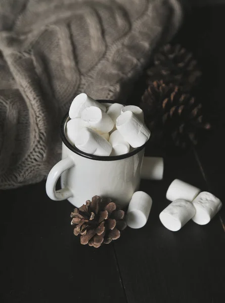 Tasse Kakao Mit Marshmallows Auf Einem Hölzernen Hintergrund — Stockfoto