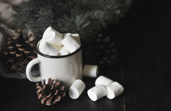 Tasse Kakao Mit Marshmallows Auf Einem Hölzernen Hintergrund — Stockfoto