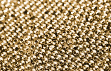 Beyaz bir arka plan üzerinde küçük boncuklar 