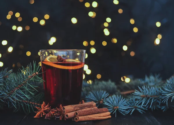 クリスマス背景にホットワイン — ストック写真
