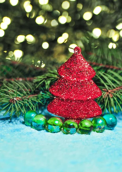 Φωτογραφία Από Ένα Χριστουγεννιάτικο Δέντρο Παιχνίδια Στο Χιόνι Μπλε Φόντο — Φωτογραφία Αρχείου