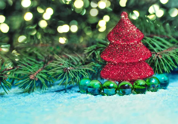 Foto Uma Árvore Natal Brinquedos Neve Fundo Azul — Fotografia de Stock