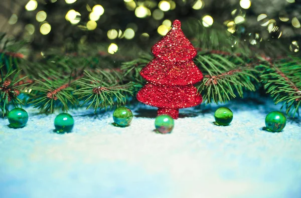 Φωτογραφία Από Ένα Χριστουγεννιάτικο Δέντρο Παιχνίδια Στο Χιόνι Μπλε Φόντο — Φωτογραφία Αρχείου